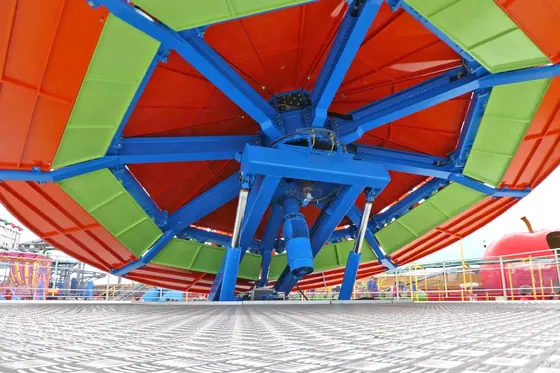 REVERSE TIME 24 amusement ride — photo 5 by XL Rides factory